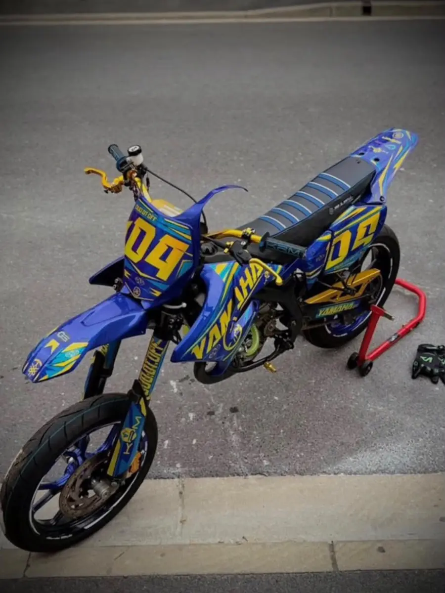Yamaha 50 cc avec kit déco HRL bleu et jaune, numéro 04