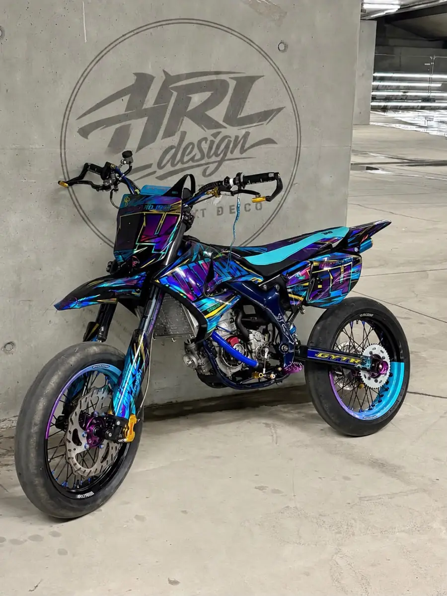 50 cc avec kit déco HRL bleu, violet et irisé, devant le logo HRL Design