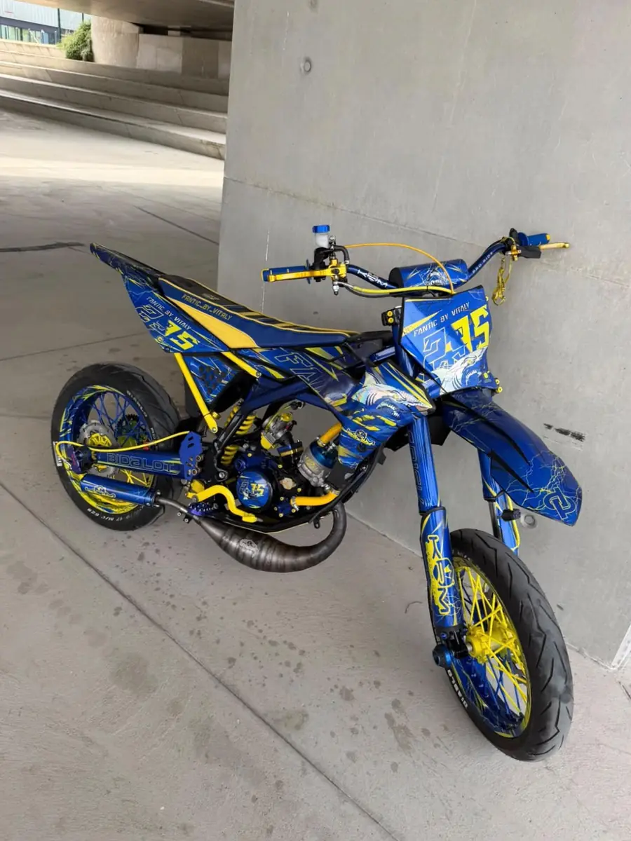 Fantic 50 cc avec kit déco HRL bleu et jaune, numéro 75