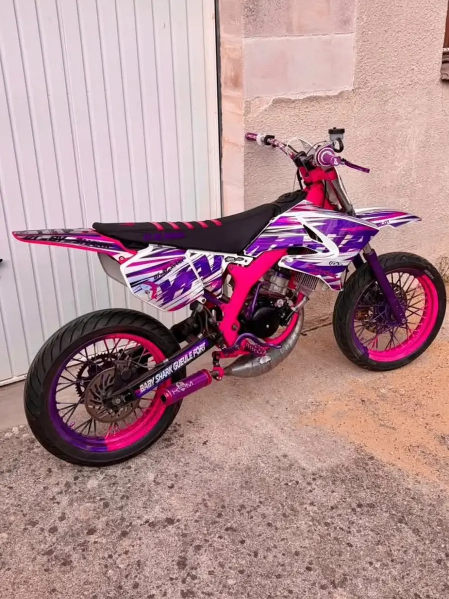 50 cc supermotard avec kit déco HRL rose, violet et blanc