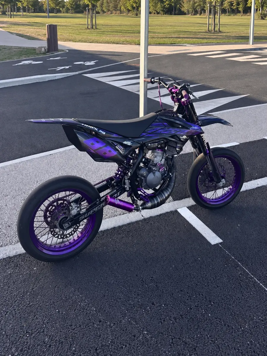 50 cc supermotard avec kit déco HRL violet et noir, numéro 88