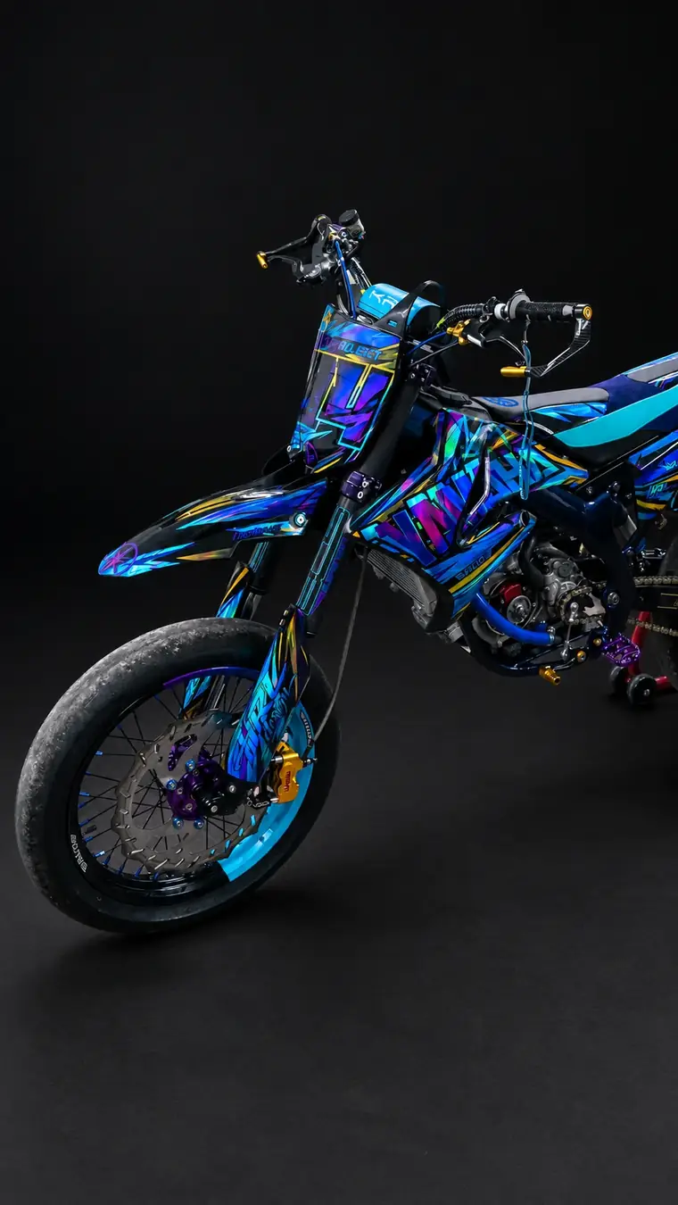 Supermotard avec kit déco HRL bleu, violet et irisé, sur fond noir