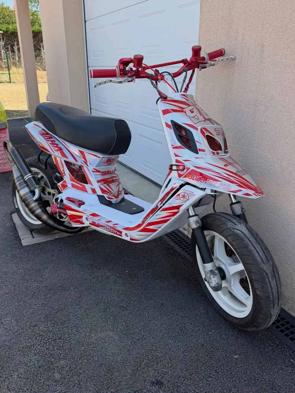 Booster Yamaha blanc avec kit déco HRL rouge et irisé