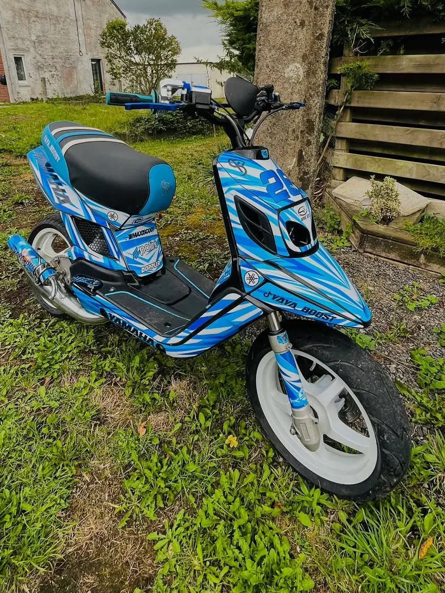 Booster Yamaha bleu et blanc avec kit déco HRL