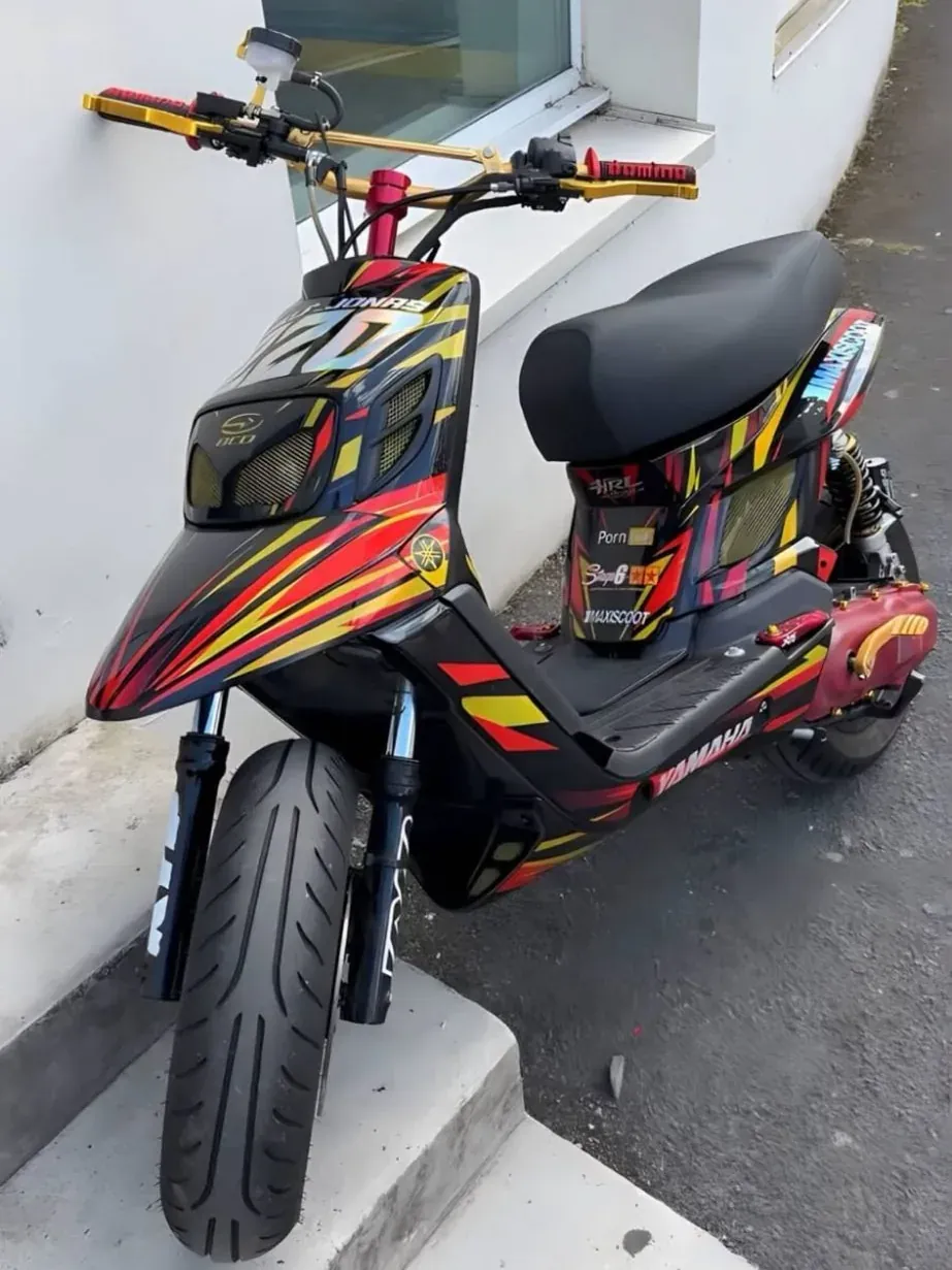 Booster Yamaha noir avec kit déco HRL rouge et jaune