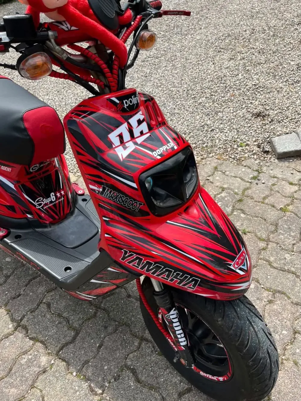 Booster Yamaha avec kit déco HRL rouge, noir et blanc, numéro 06