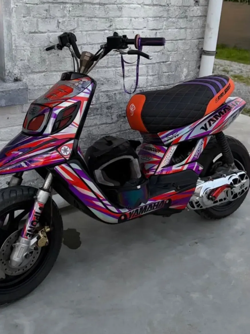 Booster Yamaha avec kit déco HRL violet, rouge et blanc, selle orange