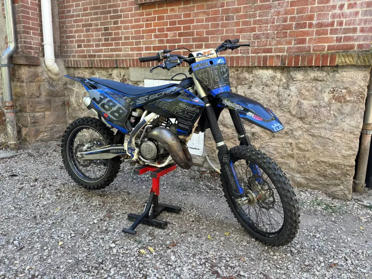 Motocross Husqvarna TC 125 avec kit déco HRL bleu et noir, numéro 388
