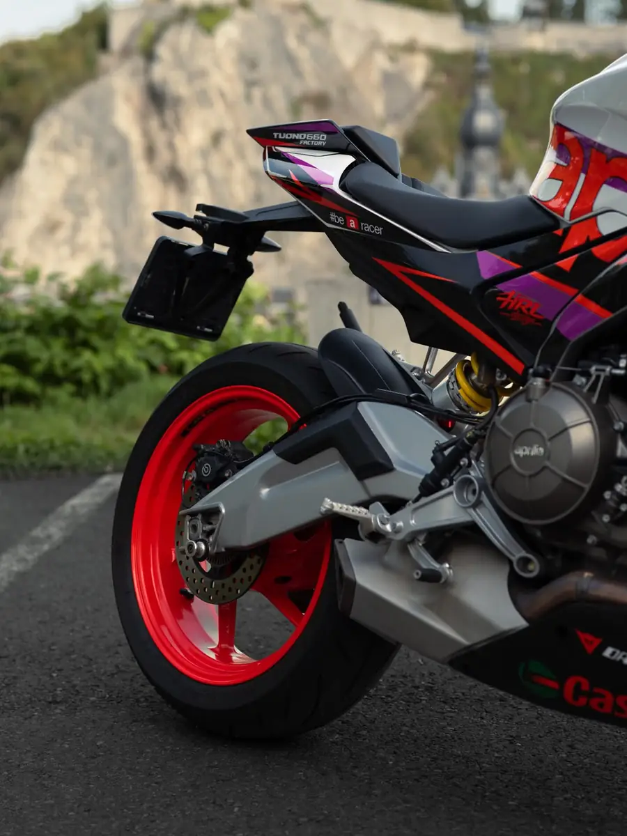 Arrière d’une Aprilia Tuono 660 avec kit déco HRL violet, rouge et noir, roue rouge