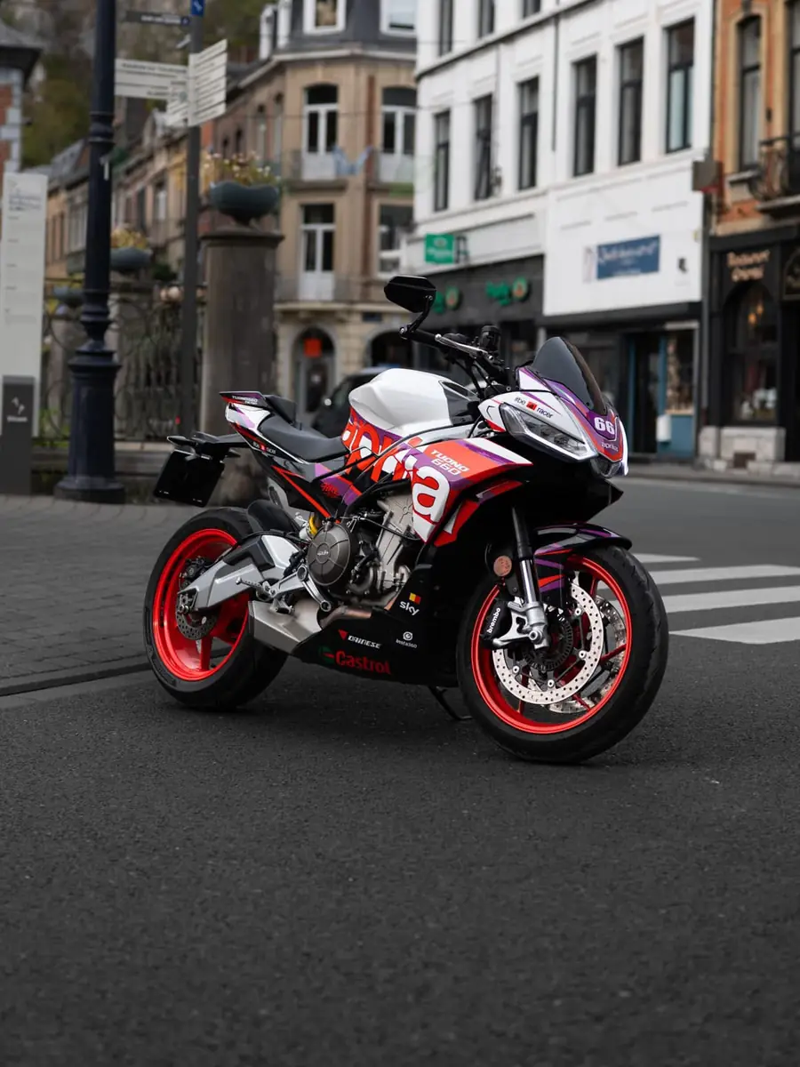 Aprilia Tuono 660 avec kit déco HRL violet, rouge et blanc, vue en entier dans la rue