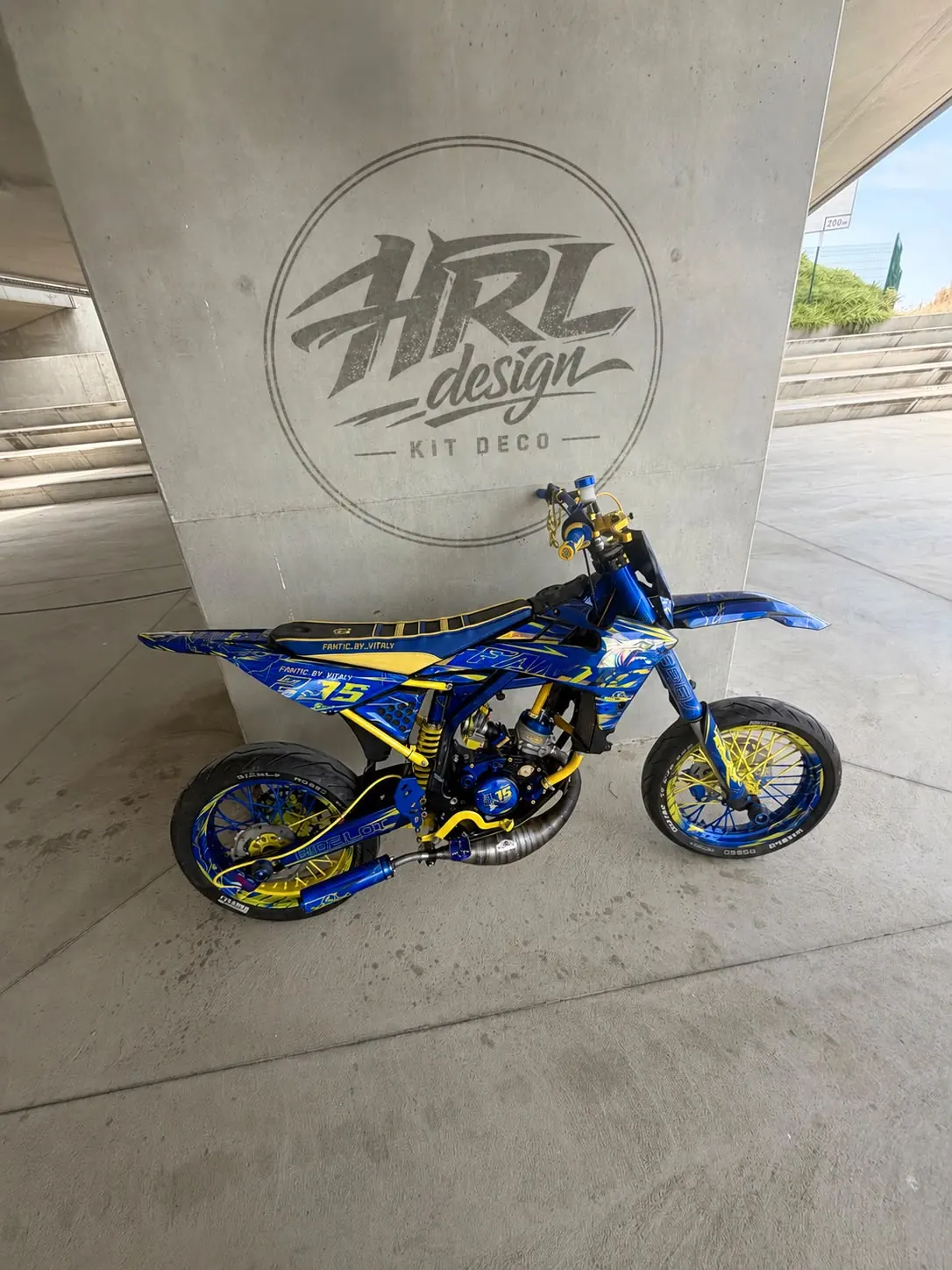 Supermotard bleu et jaune numéro 75