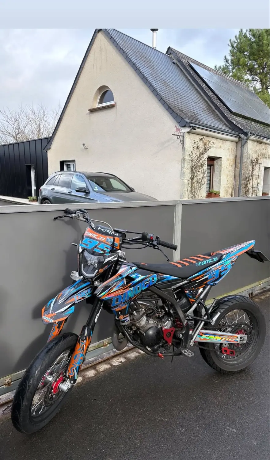 Fantic personnalisée avec un kit déco bleu et orange