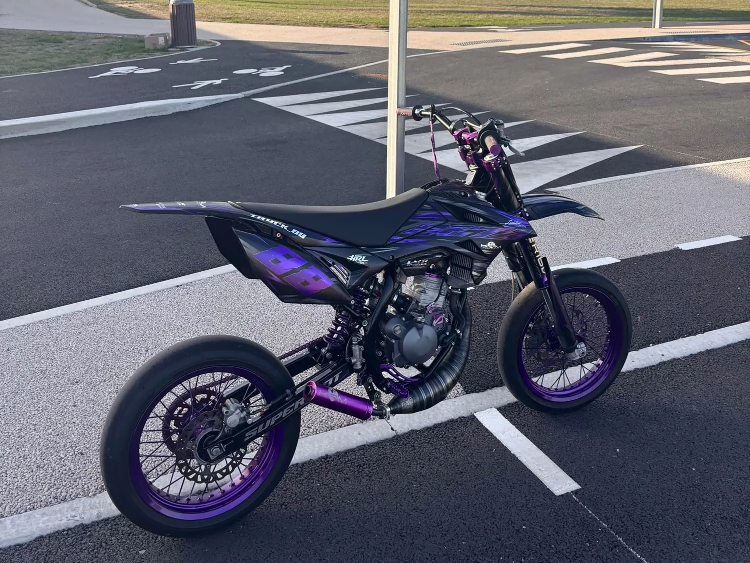 Supermotard noir et violet numéro 69