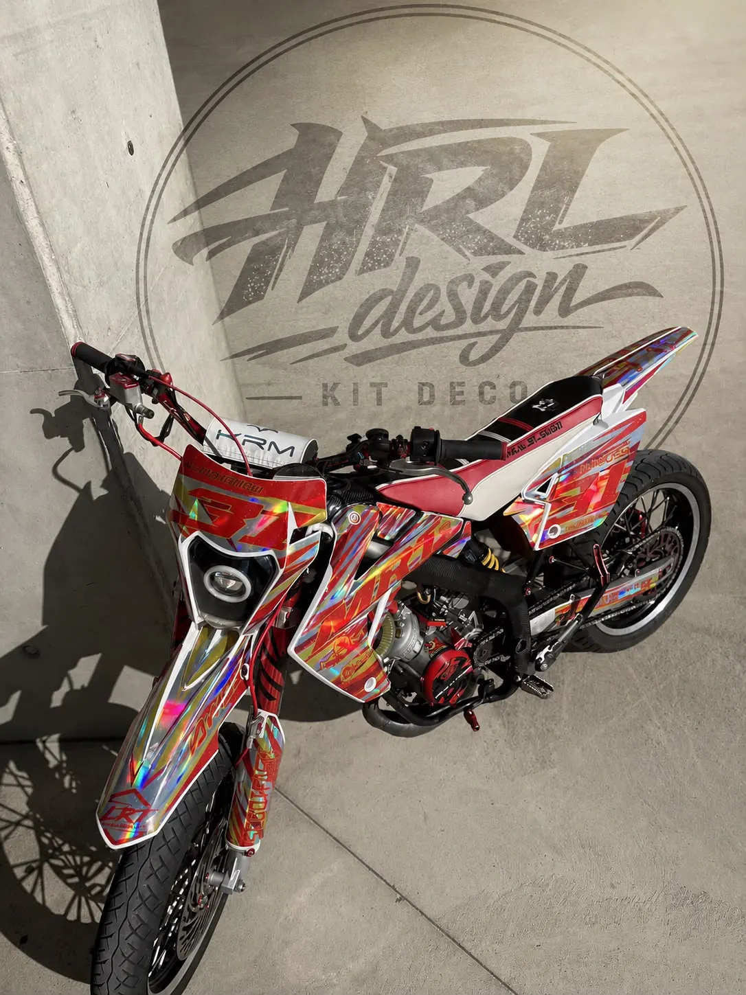 Moto avec kit déco rouge, blanc et irisé
