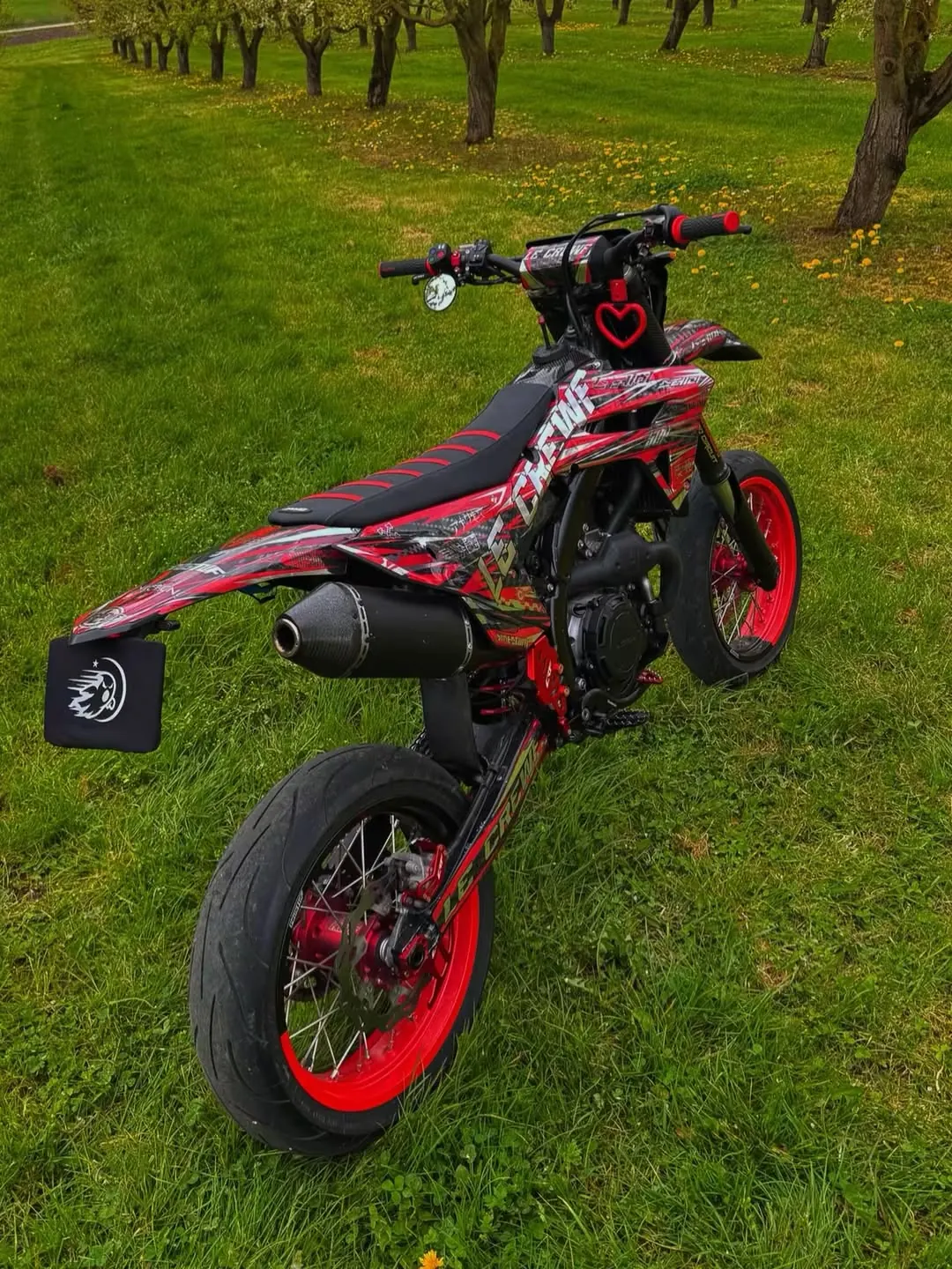 Supermotard rouge et noir avec kit déco HRL