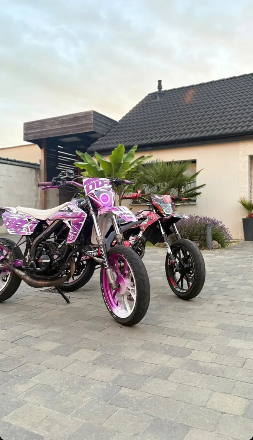Deux motos personnalisées par HRL Design, l’une violette et l’autre rouge